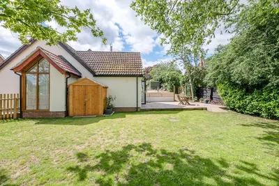 a small white house with a yard with a yard at Hattie's, Great Glemham in Saxmundham