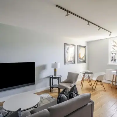 Luxurious Private One Bedroom Apartment with Sky TV