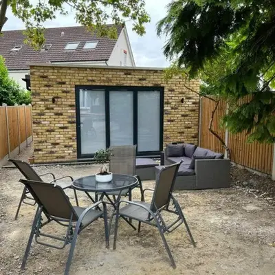 Modern Studio with parking in shared garden