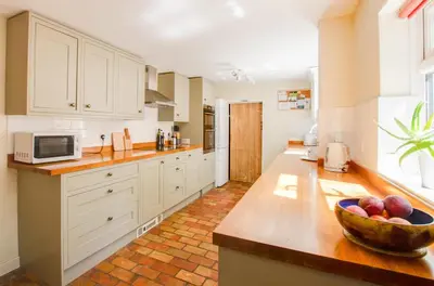 a kitchen with a bowl of fruit on a counter at 3 Bed in Yoxford oc-bmy in Yoxford