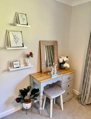 a dressing table with a mirror and a stool at Charming 2 Bedroom Bungalow with open plan living in Felixstowe