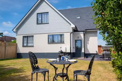 a table and two chairs in front of a house at 5 Bed in Aldeburgh oc-pops in Aldeburgh