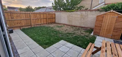 a backyard with a fence and a small yard at Shirley L, Milton, Cambridge, 4 BR House, Newly Refurbished in Milton