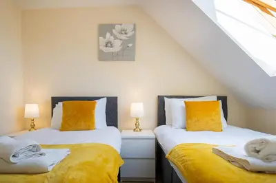 two beds sitting next to each other in a room at Velvet 1-bedroom penthouse, Clockhouse, Hoddesdon in Hoddesdon