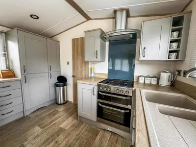 Gallery image of Lovely 6 Berth Caravan At Weeley Bridge In Essex Ref 69015R in Weeley