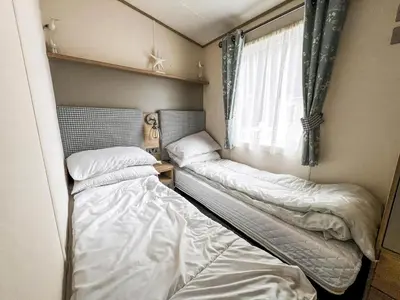 Gallery image of Lovely 6 Berth Caravan At Weeley Bridge In Essex Ref 69015R in Weeley