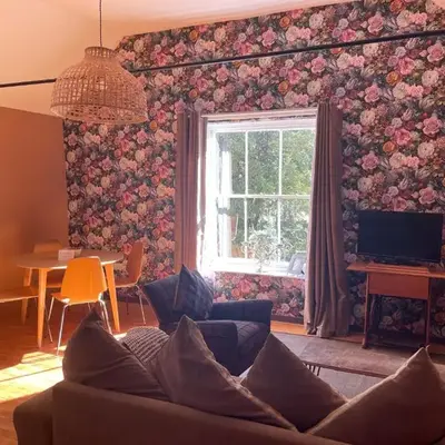 Top House -Stylish property in village location