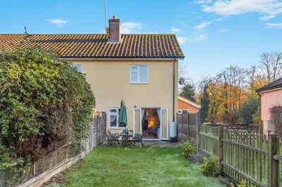a house with a fence and a yard at 3 Bed in Theberton oc-1pcs in Theberton