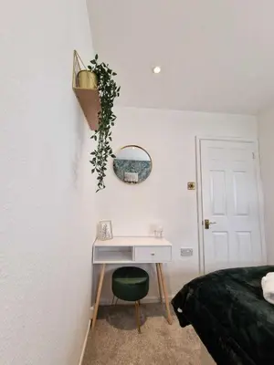 a bedroom with a desk and a green chair at Two Bedroom Mansion House Apartment By AZ Luxury Stays Newmarket With Parking And WiFi in Newmarket