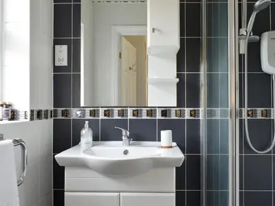 a bathroom with a sink and a mirror at Quayside Cottage Uk33899 in Waldringfield
