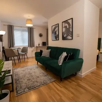 Modern & Central - KING Bed