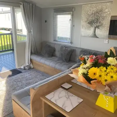 Modern 3 bedroom caravan near the beach