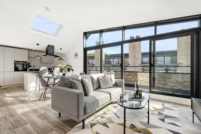 a living room with a couch and a kitchen at Tailored Stays - Central Cambridge, Lacon House in Cambridge