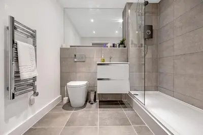 a bathroom with a shower and a toilet and a sink at Tailored Stays - Central Cambridge, Lacon House in Cambridge