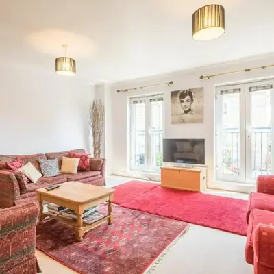 Charming & Spacious House With FREE PARKING