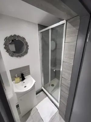 a bathroom with a shower and a sink at Vetrelax Southend Suites- Sleeps up to 5 - Free Wi-Fi - Contractors - Families- Free Parking- Long Term Stays in Southend-on-Sea