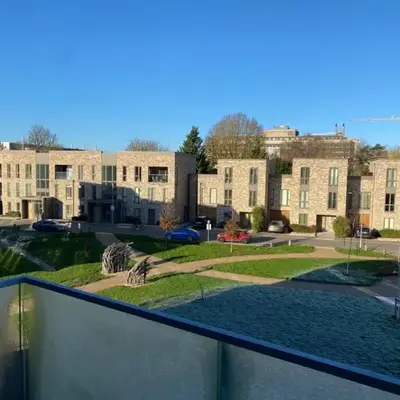 Exquisite & Contemporary 2 Bed Apartment w Parking 10 mins walk to Papworth