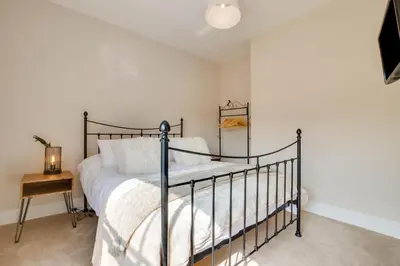 a bedroom with a bed and a side table at 2 Bed in Eye oc-4lamb in Eye