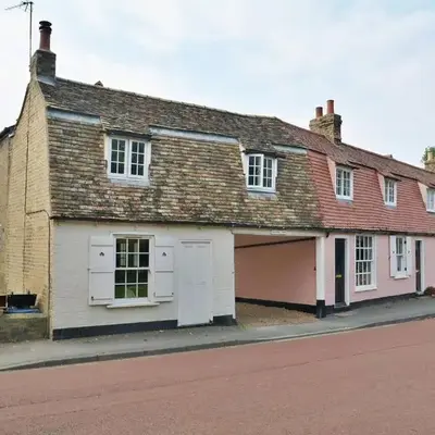 Cosy Courtyard Cottage sleeps 4 with Log Burner