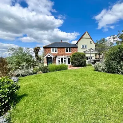 Cosy Coastal 2-Bedroom Cottage with Hot Tub and Log Burner