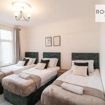 5 Bed Apartment Close To Beach with Off-street parking - Perfect for Contractors - Fast Wi-Fi - Close to beach
