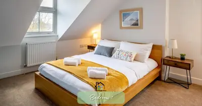 a bedroom with a large bed in a room at R&O Property Experts - Diamond 2BR Apartment-Central-Parking-Walk to city & train station in Cambridge