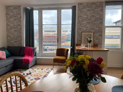 a living room with a couch and a table at R&O Property Experts - Diamond 2BR Apartment-Central-Parking-Walk to city & train station in Cambridge