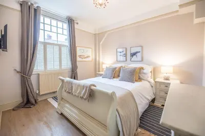 a bedroom with a bed and a window at Villa Verde in Aldeburgh