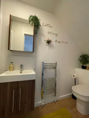 a bathroom with a sink and a mirror and a toilet at One Bed Apartment Stevenage in Stevenage