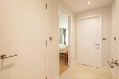 a hallway with a door leading to a bedroom at Luxury Ensuite Room 2 Minutes from Cambridge Station in Cambridge