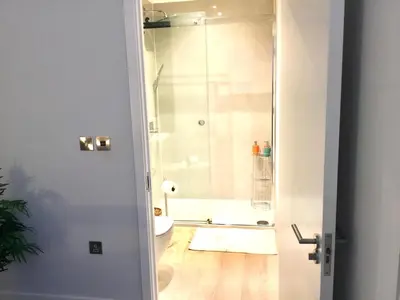 a bathroom with a shower stall and a toilet at Luxury Ensuite Room 2 Minutes from Cambridge Station in Cambridge