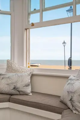 a window seat with a view of the beach at 3 Bed in Aldeburgh oc-9king in Aldeburgh