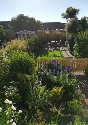 a garden with a fence and some plants at 2 Bed in Orford oc-sfcto in Orford