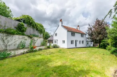 a white house with a large yard at 4 Bed in Eastbridge oc-bricot in Theberton