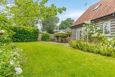 a garden of a house with a lawn at 4 Bed in Bramfield oc-sfbri in Bramfield