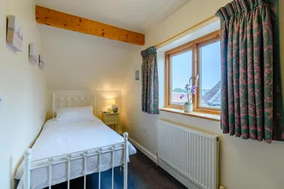 a bedroom with a bed and a window at 4 Bed in Bramfield oc-sfbri in Bramfield