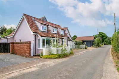 a white house with a red roof and a driveway at 4 Bed in Friston oc-colu in Friston