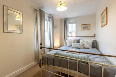 a bedroom with a bed and a window at 3 Bed in Eastbridge oc-cob in Theberton