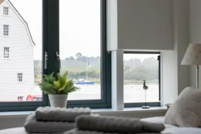 a living room with a window with a bird in the water at 2 Bed in Woodbridge oc-chand in Woodbridge