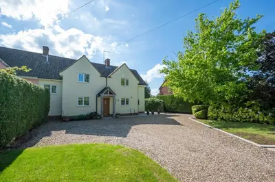 a large white house with a gravel driveway at 4 Bed in Hacheston oc-hac in Marlesford
