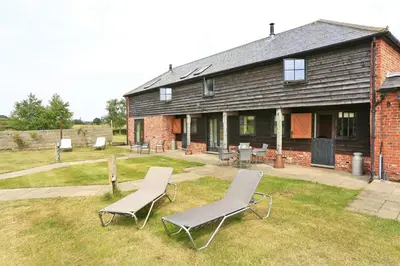 a house with chairs and tables in the yard at 2 Bed in Yoxford oc-hharro in Yoxford