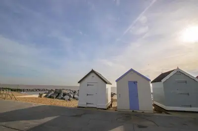 a group of five beach huts on the beach at 2 Bed in Felixstowe oc-hideo in Felixstowe