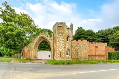 an old brick building with an arch on a street at 2 Bed in Tunstall oc-ivylod in Rendlesham
