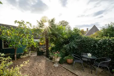 a patio with a table and chairs in a garden at 2 Bed in Friston oc-lcq in Friston