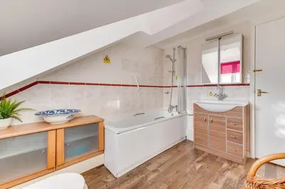 a bathroom with a sink and a tub and a sink at 2 Bed in Friston oc-lcq in Friston