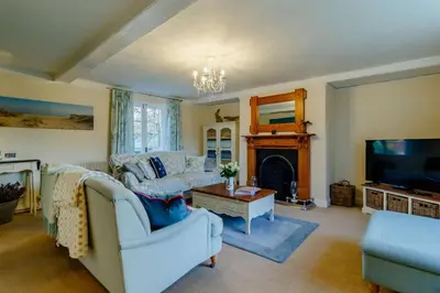 a living room with a couch and a tv at 5 Bed in Metfield oc-stfarm in Metfield