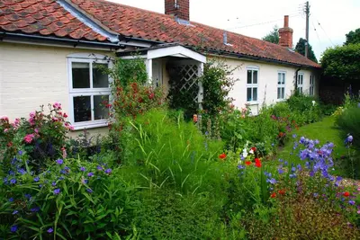 a garden in front of a house with flowers at 2 Bed in Snape oc-sfoms in Snape