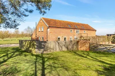 an old brick house with a fence in a yard at 3 Bed in Knodishall oc-wbco in Aldringham