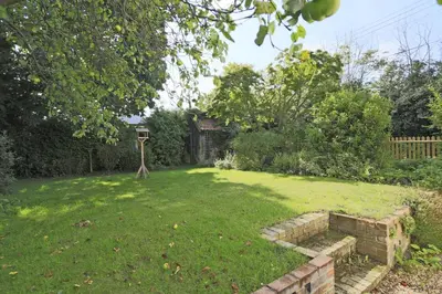 a garden with a lawn with a stand in the yard at 3 Bed in Leiston oc-wil in Theberton
