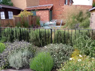 a garden with a fence and some plants at 2 Bed in Woodbridge oc-csn2 in Woodbridge
